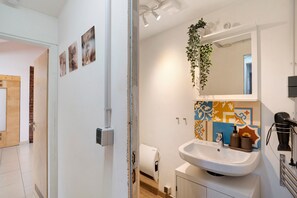 Dusche, Haartrockner, Handtücher