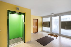 Interior - Studio Apartment 'Ferienwohnung In Prien' with Mountain View, Balcony and Wi-Fi (Prien)