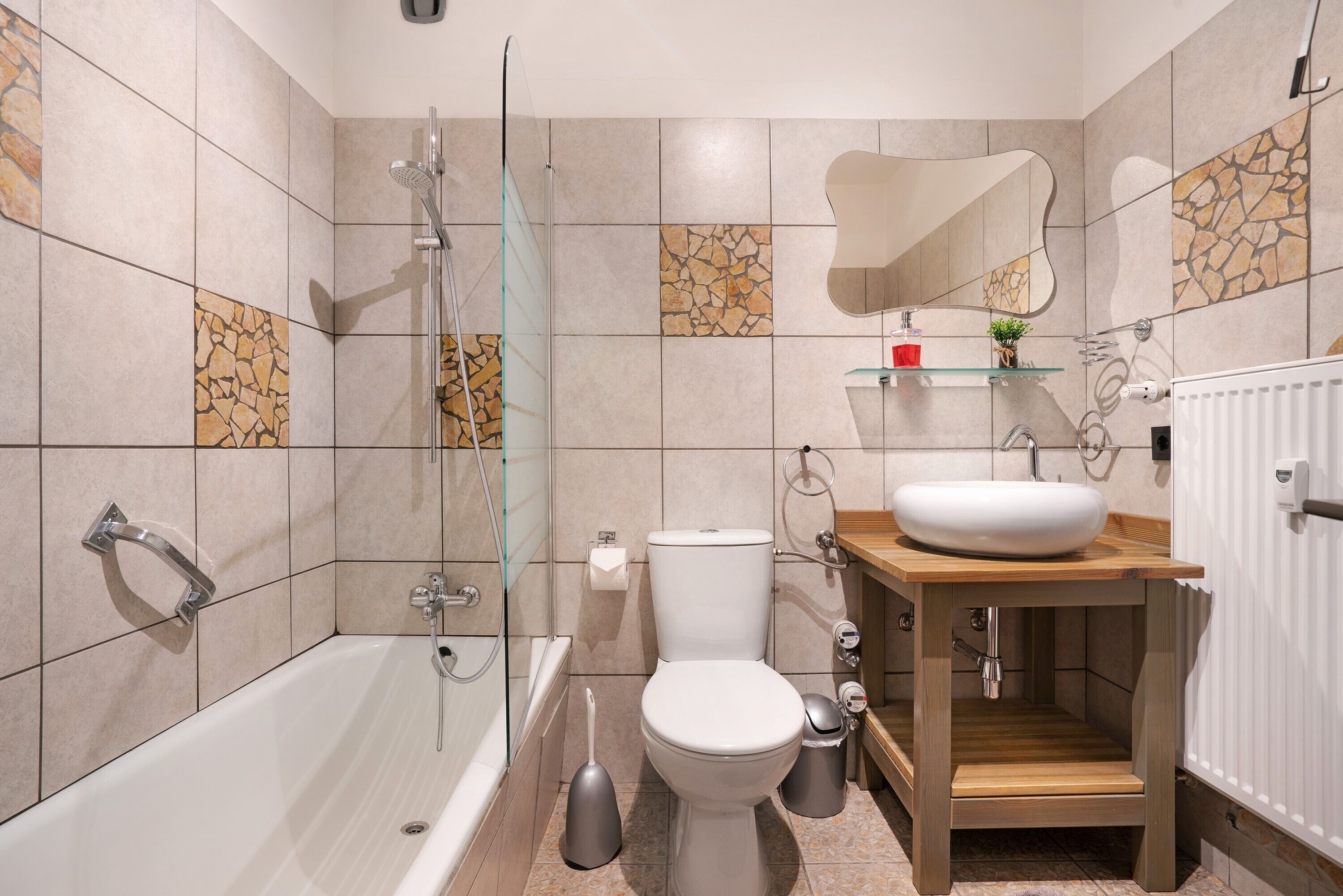 Badewanne, Haartrockner, Handtücher