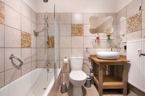 Baignoire, sèche-cheveux, serviettes fournies