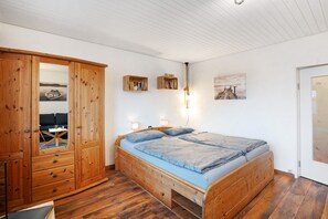 1 bedroom, free WiFi, bed sheets - Studio Apartment 'Ferienwohnung In Prien' with Mountain View, Balcony and Wi-Fi (Prien)