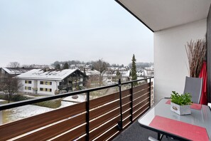 Outdoor dining - Studio Apartment 'Ferienwohnung In Prien' with Mountain View, Balcony and Wi-Fi (Prien)