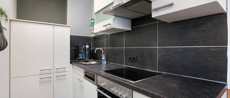 Fridge, oven, stovetop, dishwasher