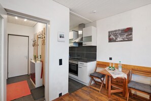 Kjøleskap, ovn, kokeplater og oppvaskmaskin