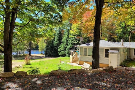Exterior. Cozy Muskoka cottage