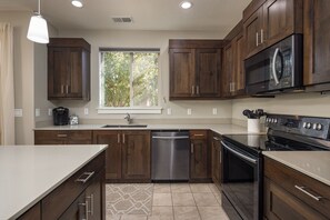 Fridge, microwave, oven, stovetop - New Listing: Discounts | Pool/Spa | Garage | Kid/Pet Friendly | DT Location | 442 (Moab)