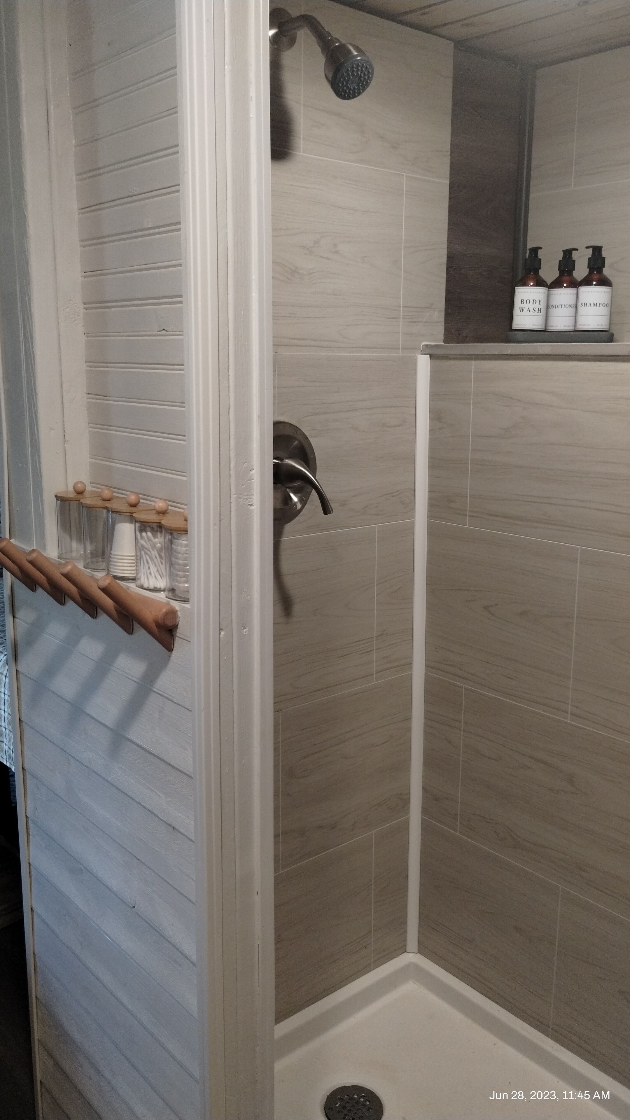 Chuveiro, produtos de toalete biodegradáveis, secador de cabelo 