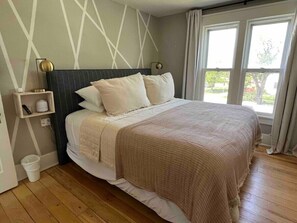 2 bedrooms, desk, iron/ironing board, WiFi