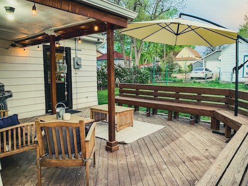 Historical Downtown Cottage with Hot Tub