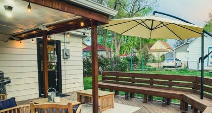 Historical Downtown Cottage with Hot Tub