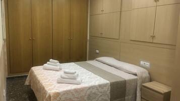 3 slaapkamers, een strijkplank/strijkijzer, wifi, beddengoed