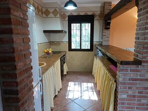 Kühlschrank, Mikrowelle, Ofen, Wasserkocher mit Kaffee-/Teezubehör