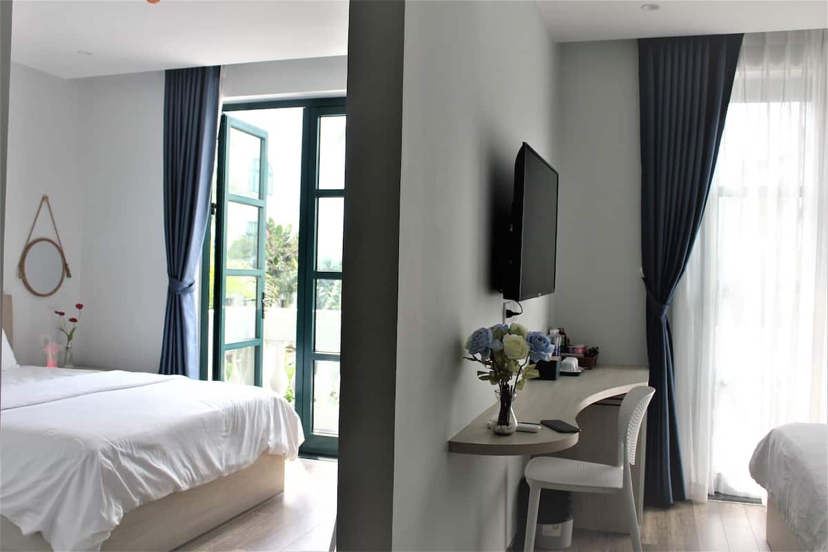 Family Double Room | Laptop workspace, soundproofing, free WiFi