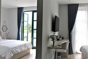 Family Double Room | Laptop workspace, soundproofing, free WiFi, bed sheets