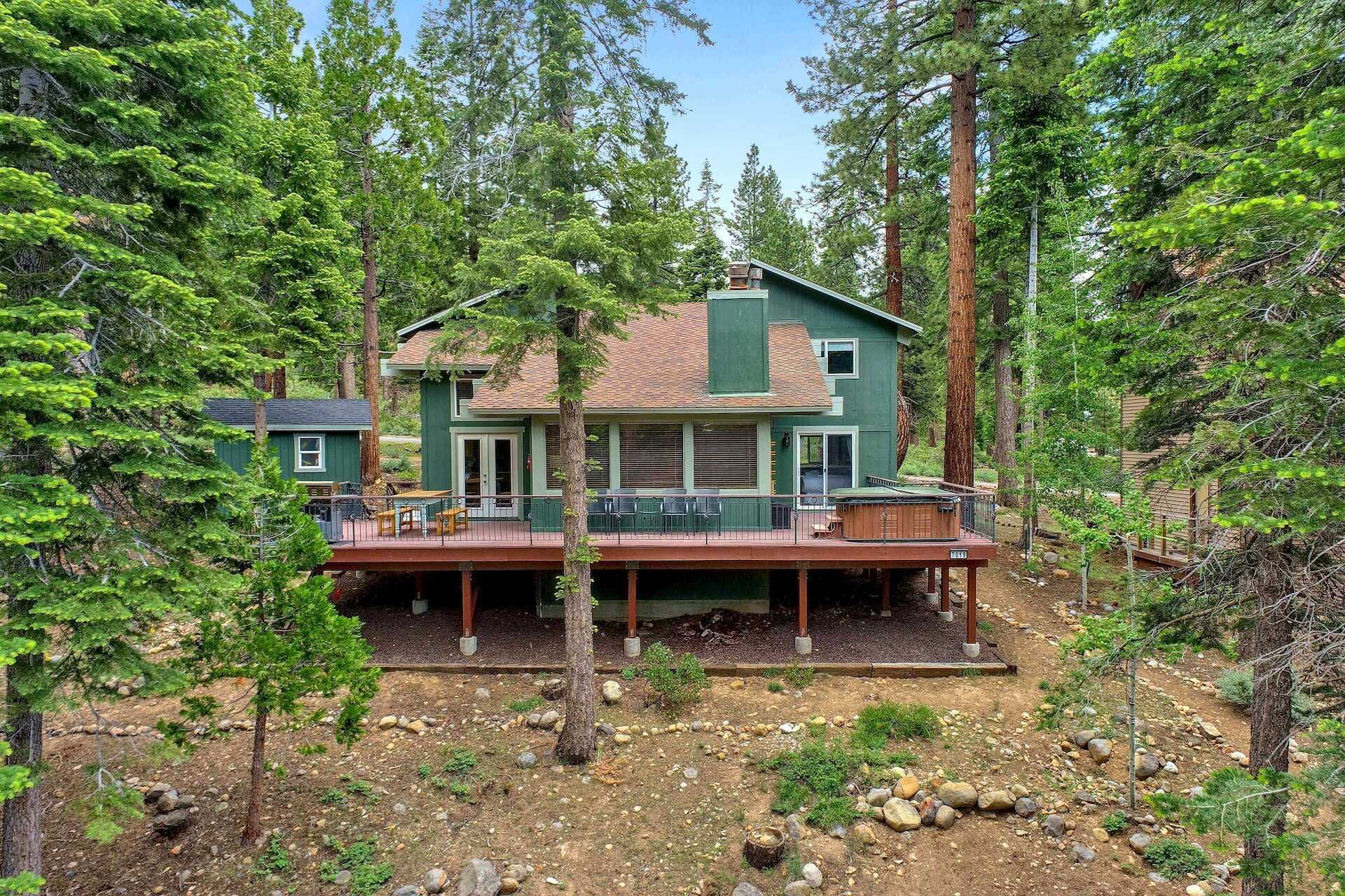 Tahoe Trail House: Air Conditioning, Hot Tub, Bunk Room, Walk to Trails, Fireplace