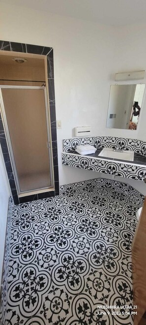 Signature Room | Bathroom | Bathrobes, towels - Wiebe Motel (Hollister)