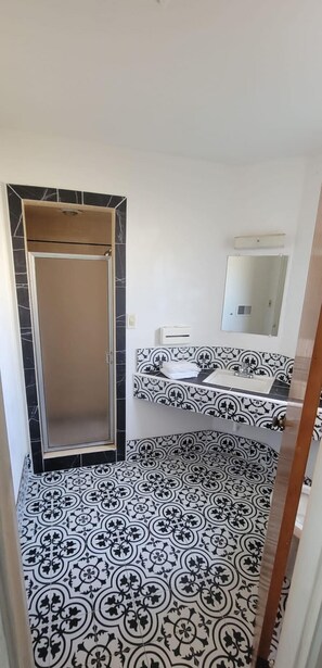 Signature Room | Bathroom | Bathrobes, towels - Wiebe Motel (Hollister)