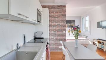 Een koelkast, een microgolfoven, een oven, een kookplaat