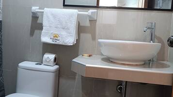 Quarto casal standard, 1 cama Queen | Wi-Fi de cortesia