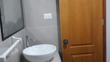 Standard Double Room, 1 Queen Bed | Bathroom | Free toiletries, hair dryer