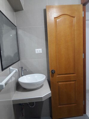 Habitación estándar doble, 1 cama de matrimonio | Baño | Artículos de higiene personal gratuitos y secador de pelo