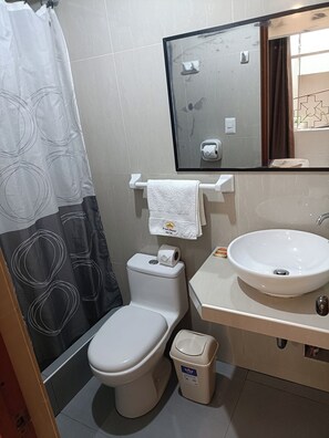 Bathroom - Pakarina Hotel  (Machu Picchu)