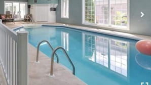 An indoor swimming pool with a view of the outside. - La Maison du Bonheur 🫶 (Saint-Paul-d'Abbotsford)