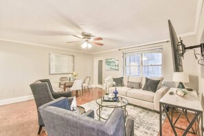 TV, offices - Downtown Atlanta Condo with Balcony Views (Atlanta)