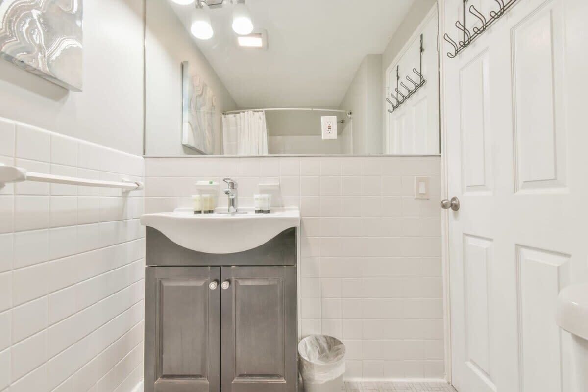 Dusj, hårføner og håndklær