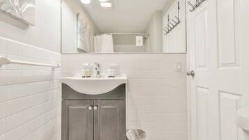 Dusj, hårføner og håndklær