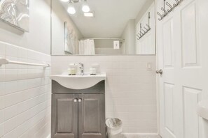 Regadera, secadora de cabello, toallas 