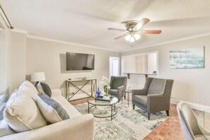 TV, offices - Downtown Atlanta Condo with Balcony Views (Atlanta)