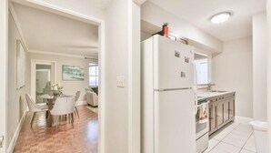 Eine Küche mit Kühlschrank, Spüle und Schränken.