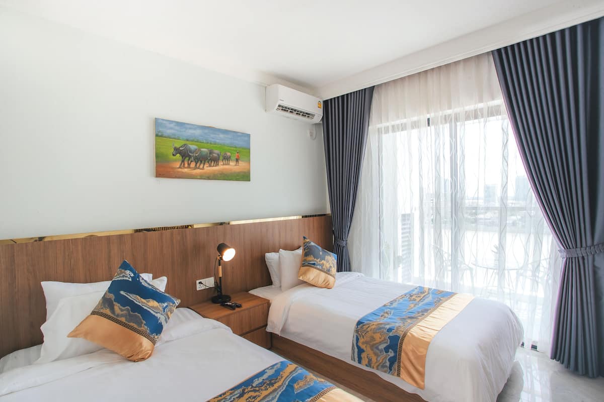 Superior Twin kamer, balkon, uitzicht op rivier | Een kluis op de kamer, een bureau, geluiddichte muren