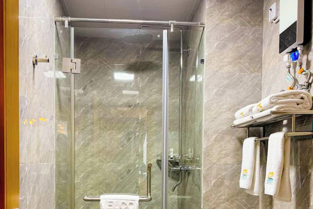 Een douche, een regendouche, gratis toiletartikelen, een haardroger