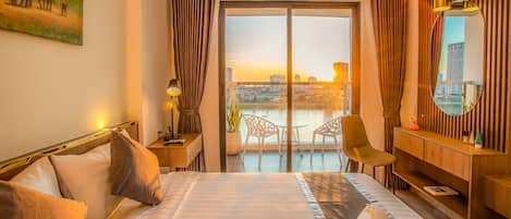 Superior King Balcony River View | In-room safe, desk, soundproofing, iron/ironing board