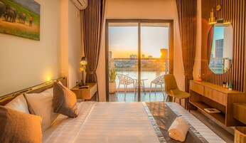 Superior kamer, 1 kingsize bed, balkon, uitzicht op rivier | Een kluis op de kamer, een bureau, geluiddichte muren