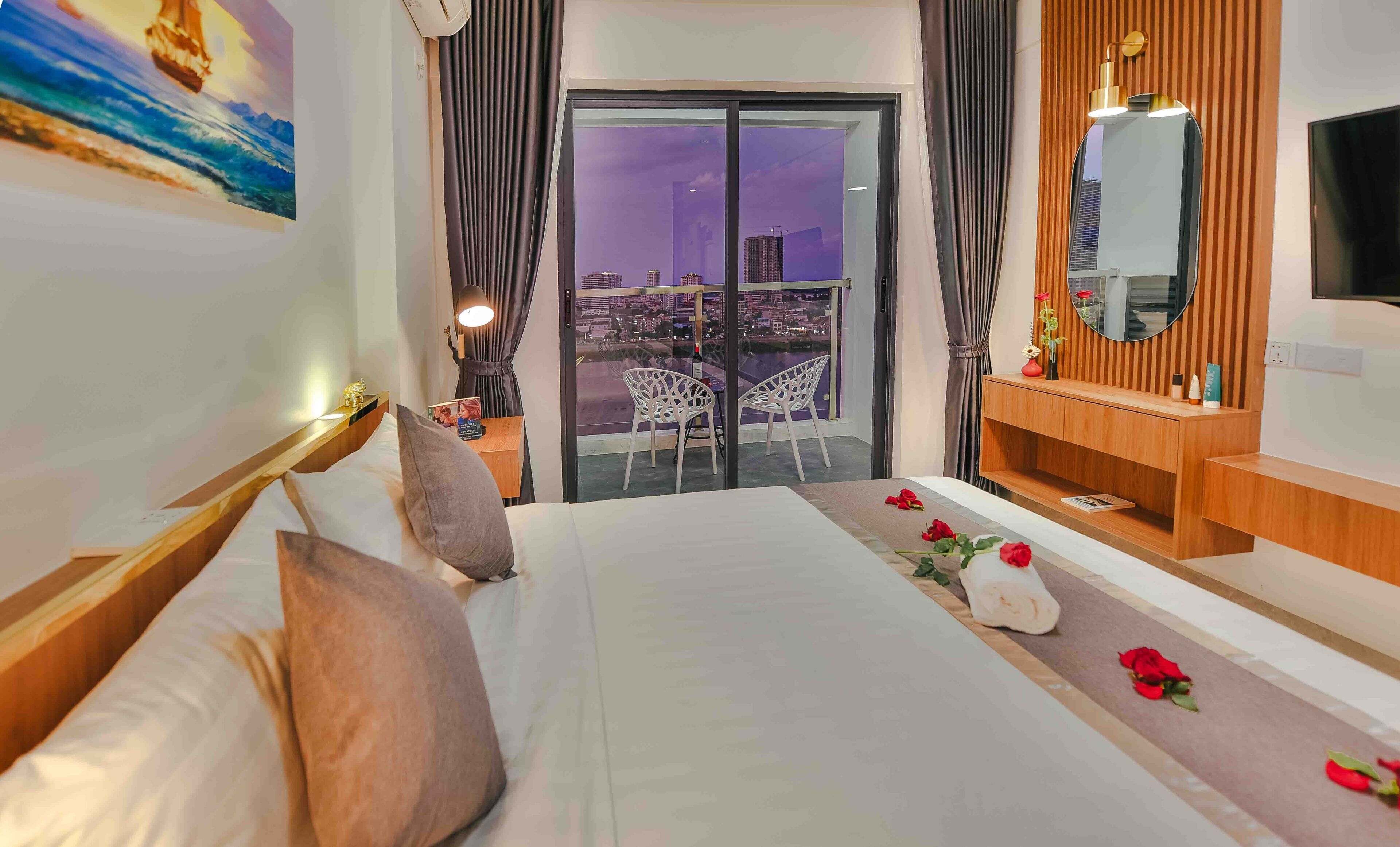 Superior King Balcony River View | In-room safe, desk, soundproofing, iron/ironing board