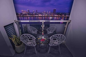 Superior kamer, 1 kingsize bed, balkon, uitzicht op rivier | Badkamer | Een douche, een regendouche, gratis toiletartikelen, een haardroger