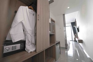 Een douche, een regendouche, gratis toiletartikelen, een haardroger