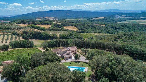 Surrounded by greenery and nature, a newly restored villa and an annex ideal for a group up to 14 pe