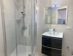 Bathroom - Apartamento con Terraza y Parking Gratis (Sevilla)