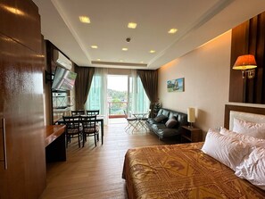 1 bedroom, iron/ironing board, free WiFi - Sea and Sky condo Karon 306 (Karon)