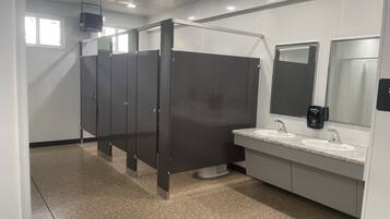 Dutxa, assecador de cabells, tovalloles i sabó