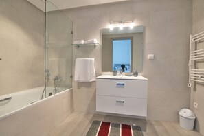 Haartrockner, Handtücher, Seife, Shampoo