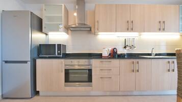 Réfrigérateur, micro-ondes, four, plaque de cuisson