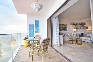 Outdoor dining - Appartement Luxueux Avec 2 Piscines, Wi-fi Illimité, Près de la Plage (Agadir)