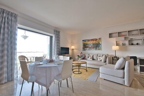 Een smart-tv en een computerscherm