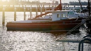 A dock with a boat moored at the pier. - Peachbud House Portarlington (Portarlington)