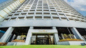A modern hotel with a grid-like facade, large glass entrance, and a well-maintained lawn area. - Hotel Ocean Hill (Yeosu)
